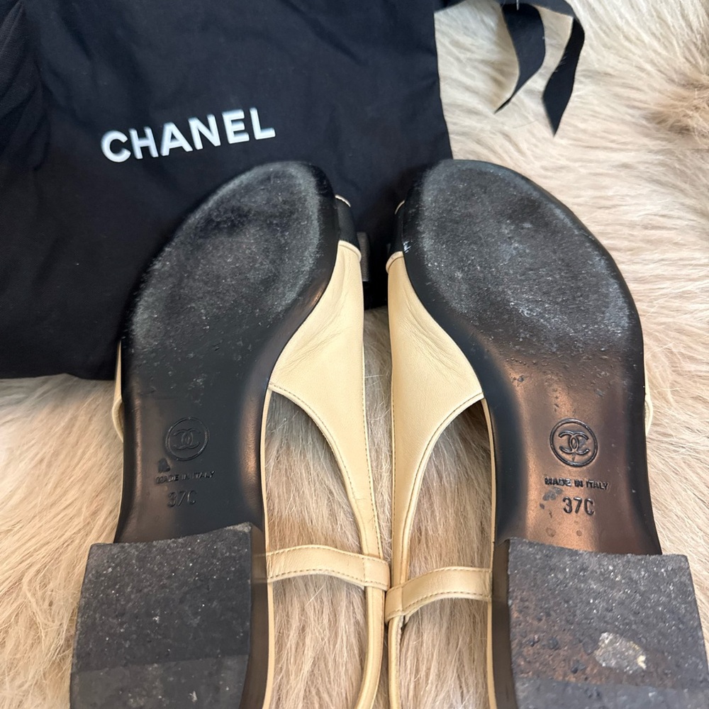 CHANEL Cream and Black Flats with Bow - Picture 2 of 6